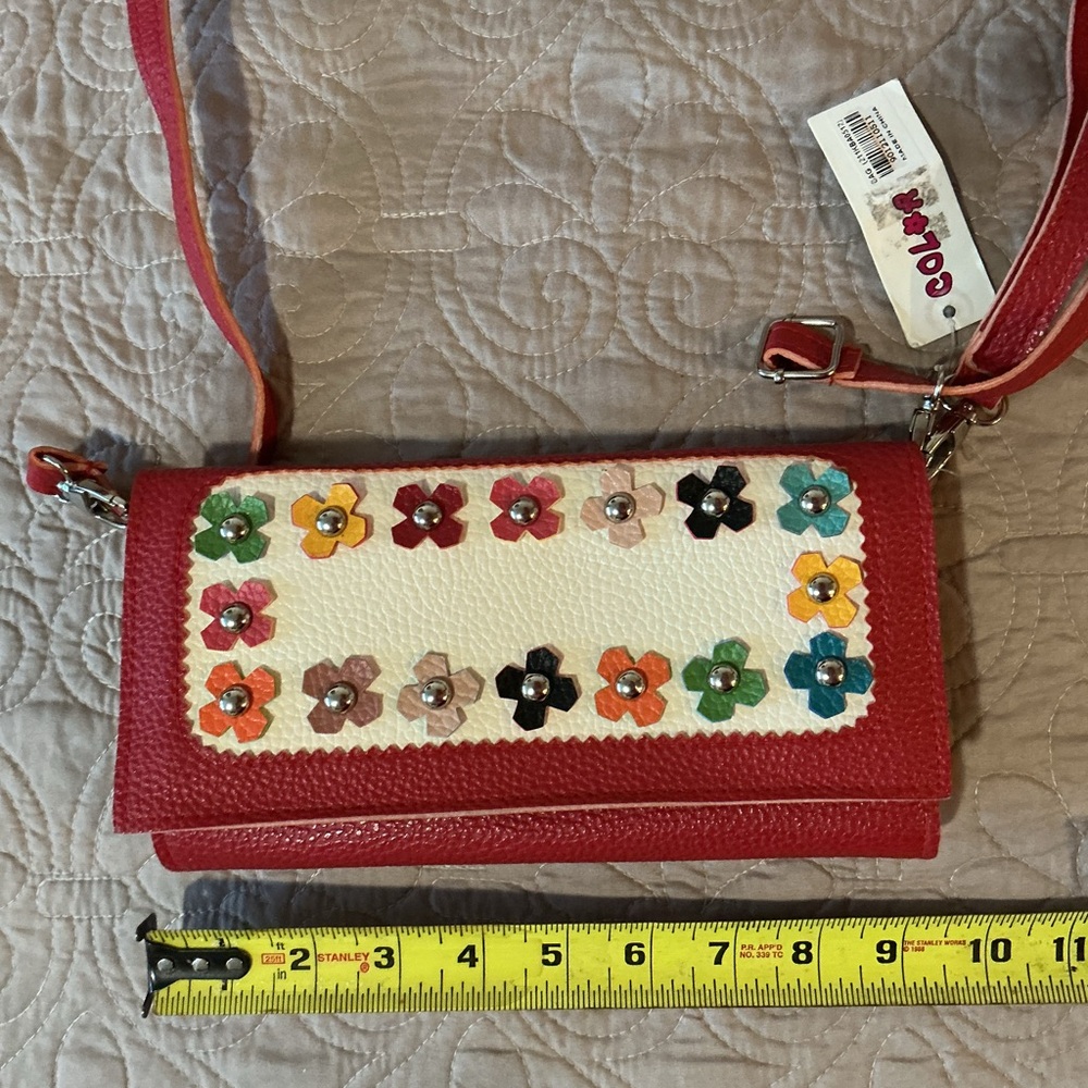 New Red Floral Accent Crossbody Wallet Wristlet Bag w Detachable Shoulder Strap - Picture 4 of 11